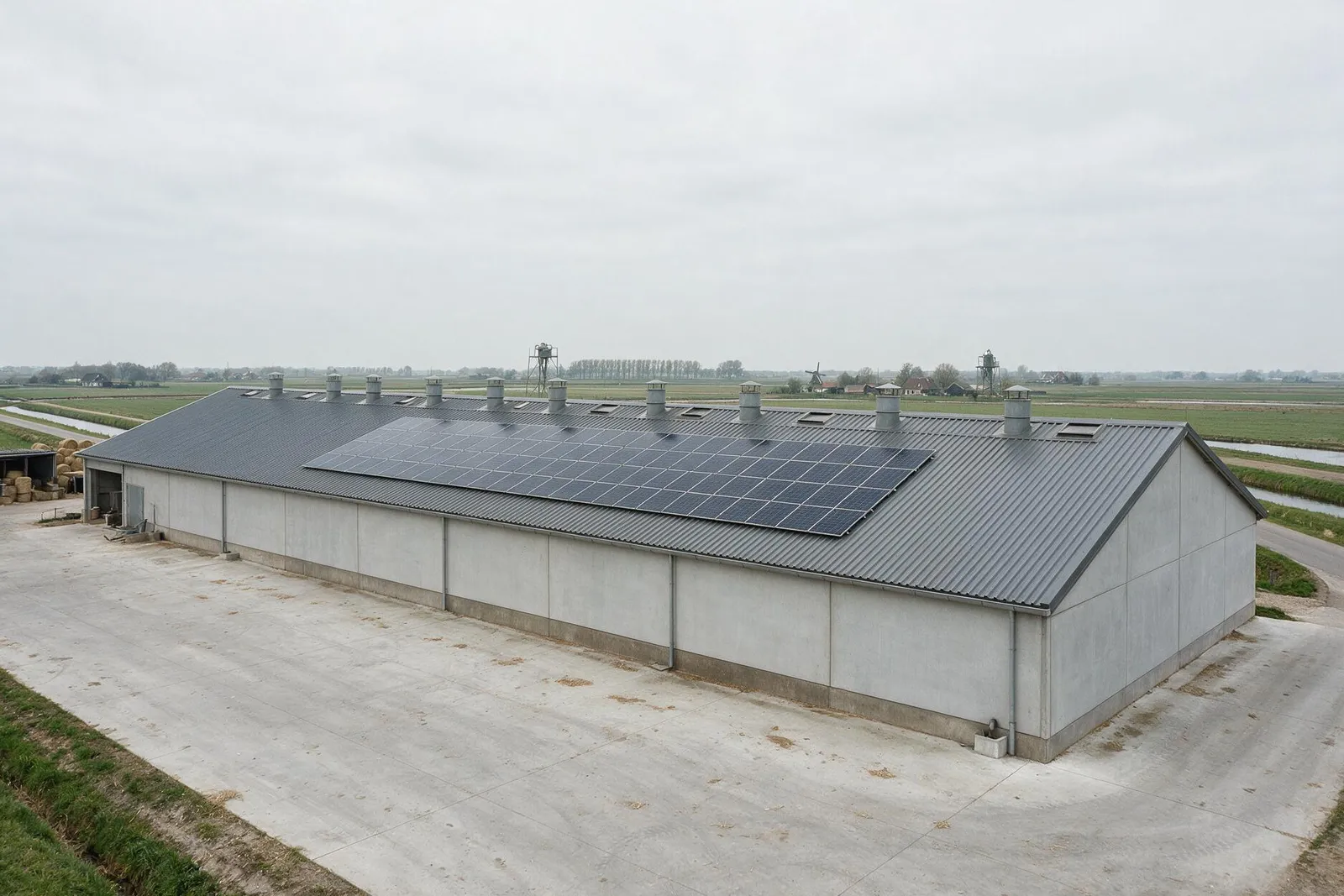 Bedrijfsgebouw met klimaatinstallatie en zonnepanelen op het dak